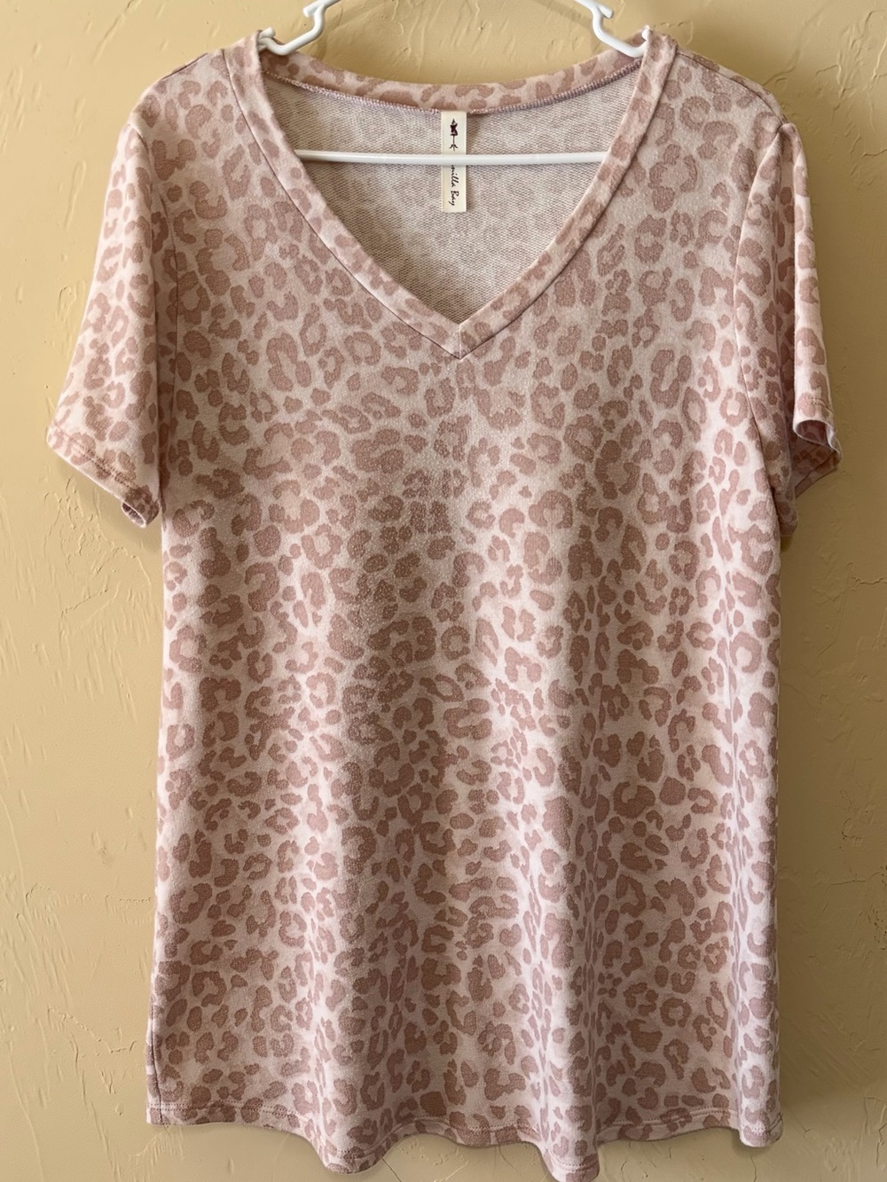Vanilla Bay Blush Leopard V-Neck Short Sleeve Tee